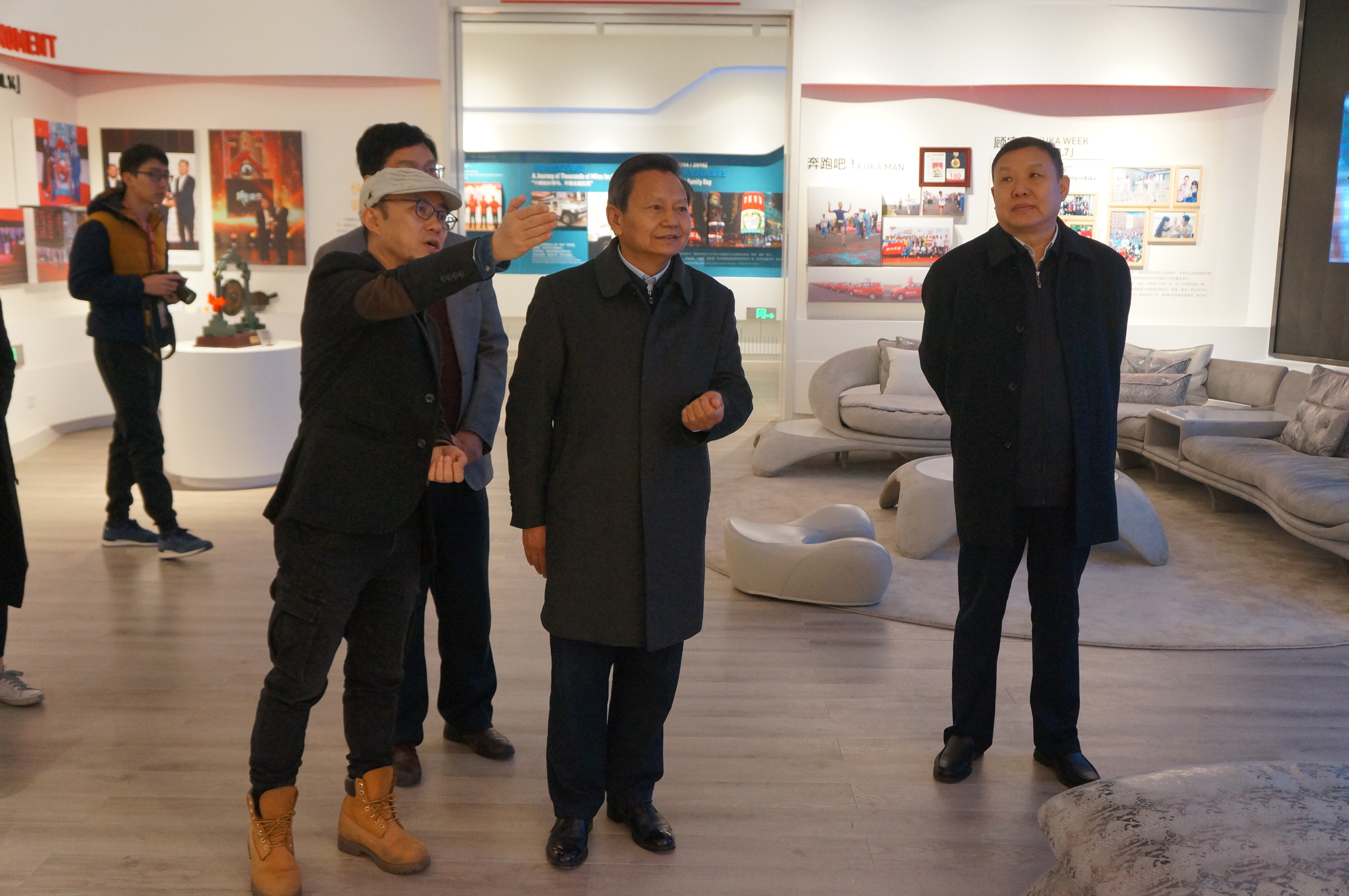 顾家家居副总裁刘宏介绍企业发展历史和企业文化