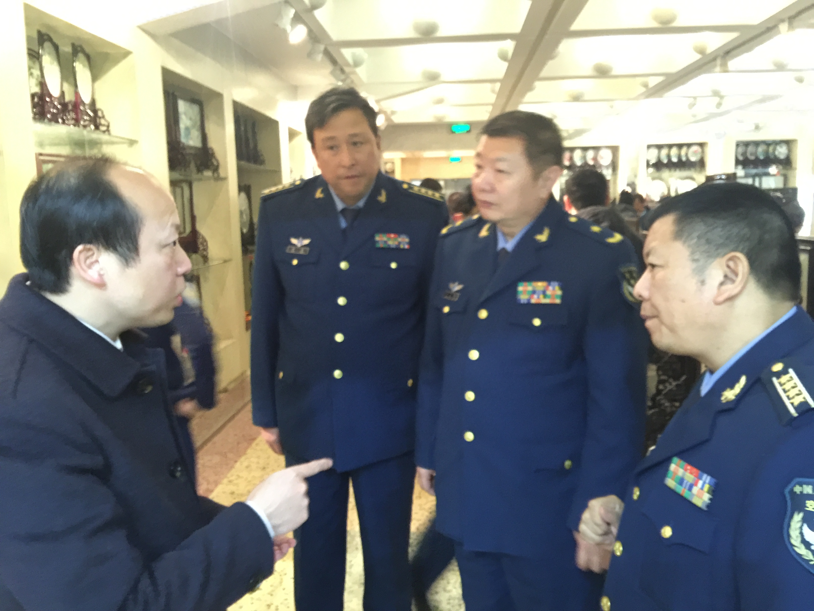 空军指挥学院外军学员代表团参观湖南湘绣博