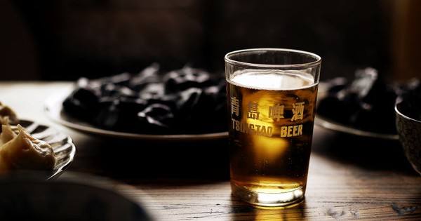 30日晚间,青岛啤酒发布2016年业绩报告。报告期内公司实现啤酒销量792万千升,实现营业收入261.06亿元,与上年同期相比下降5.53%;归属于上市公司股东的净利润为10.43亿元,同比减少39.09%。 第一财经记者对比了青岛啤酒上一年数据显示,其营收和净利润也呈现出下滑的状况,尤其是净利润。数据显示,2015年公司盈利17.