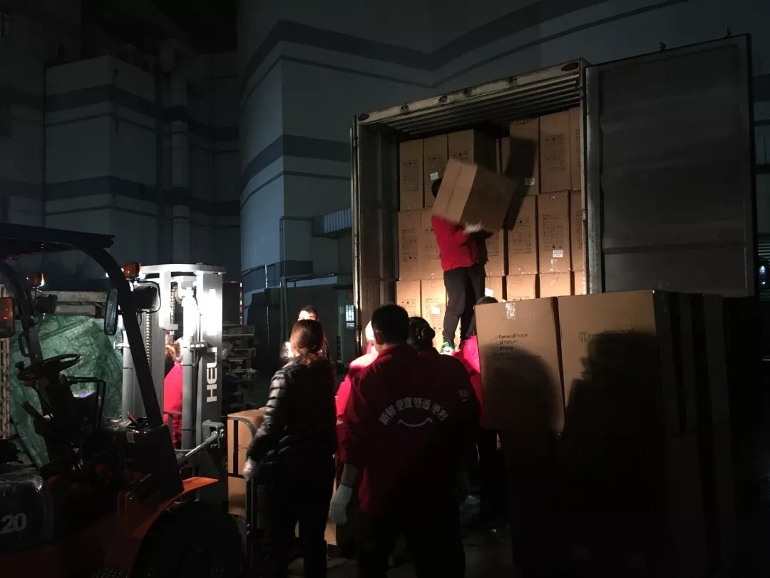 大润发八仙城店卸货区